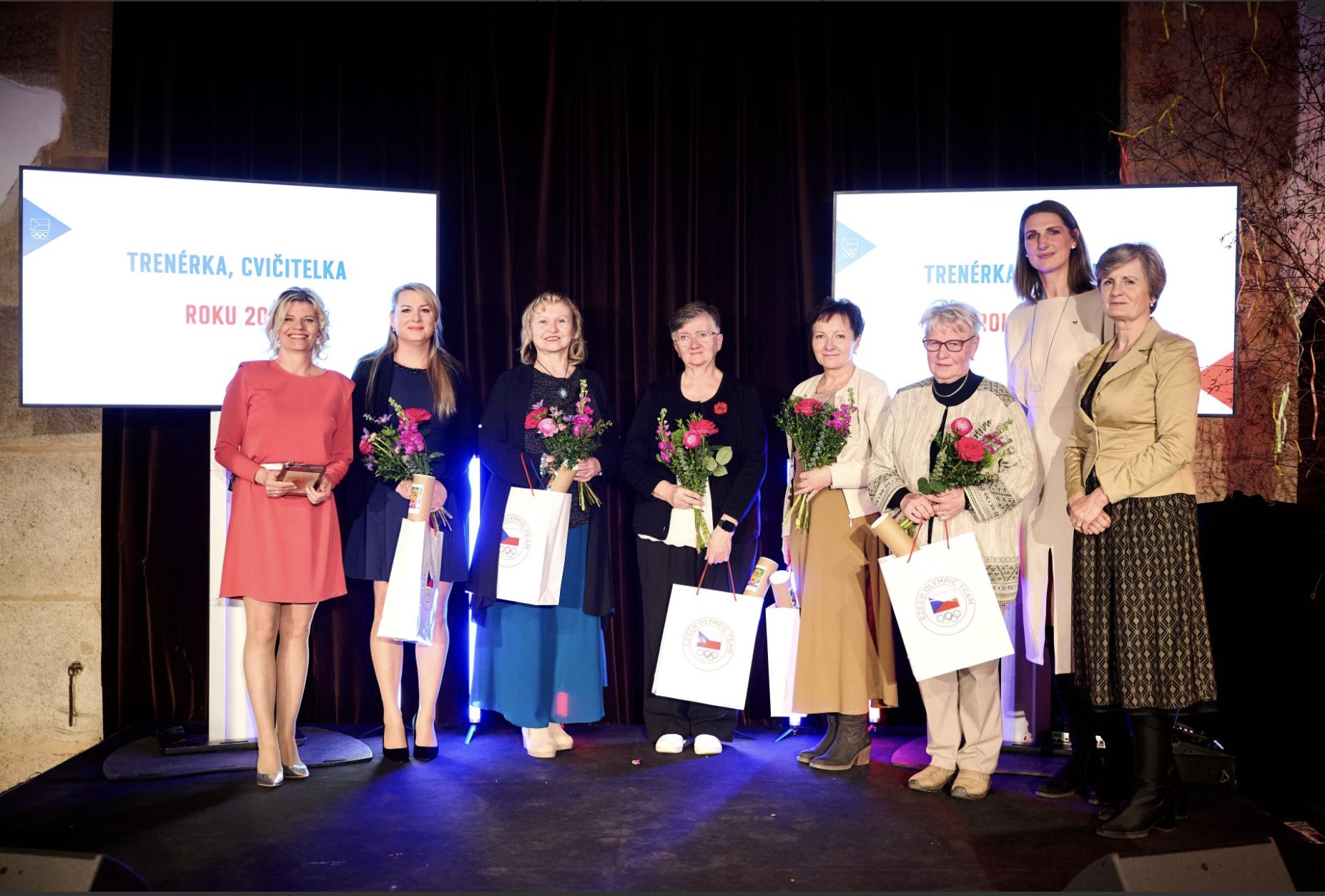 Milena Valášková ze Sokola Mochov uprostřed, vpravo Iva Zámečníková ze Sokola Turnov, foto: ČOV