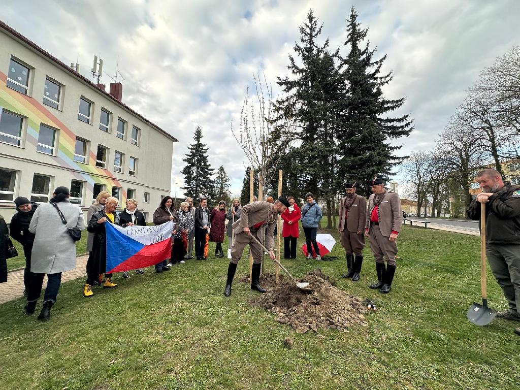 Zasadili jsme strom, aby nesl příběh času Sokol Františkovy Lázně 21.dubna 2026