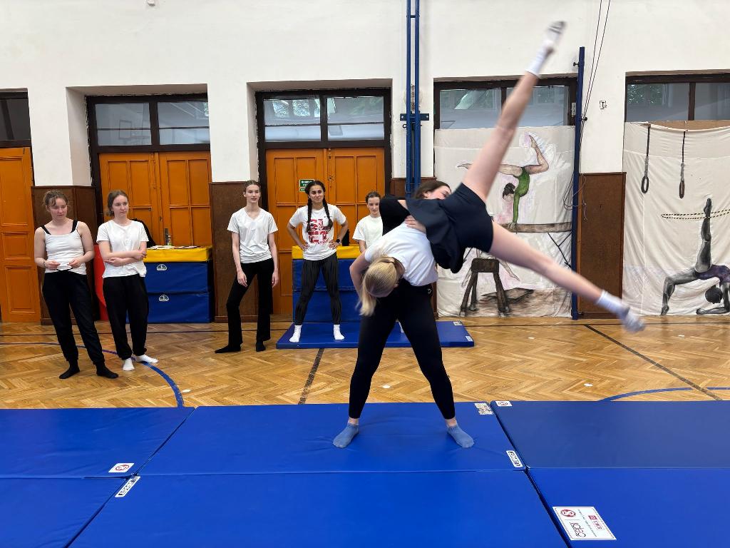 Tým sedmi sokolek z T. J. Sokol Prosek nacvičuje skladbu na Eurogym 2026