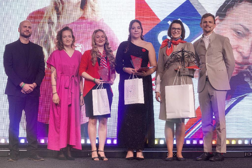 Michaela Ulčová (druhá zprava) při převzetí ceny Radky Daňkové v Tyršově domě 9. dubna 2026