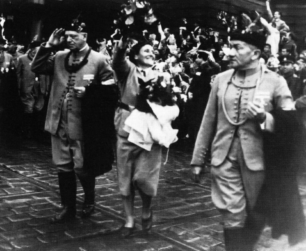 Bratr vzdělavatel F. Krejčí, sestra náčelnice M. Provazníková a bratr místostarosta dr. F. Bláha, 1948