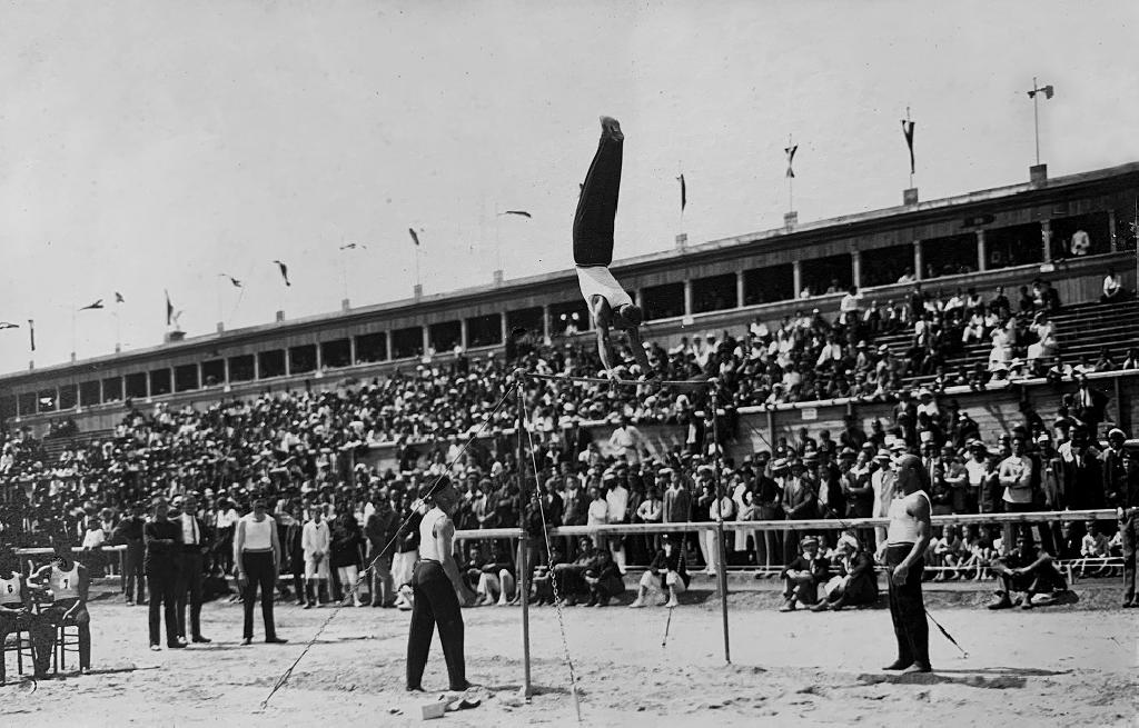 František Pecháček na hrazdě na mistrovství světa v Lublani v roce 1922