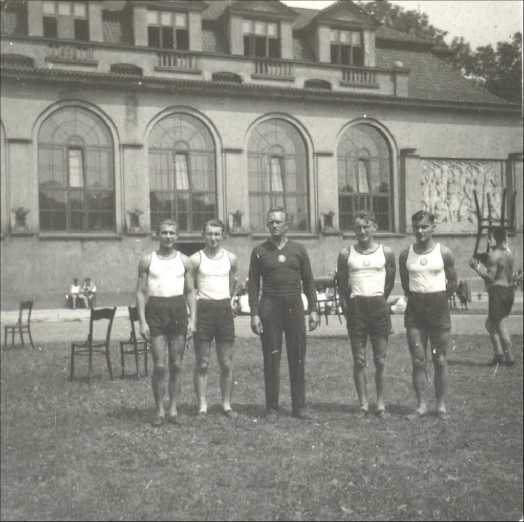František Pecháček se svými svěřenci na nádvoří Tyršova domu. 