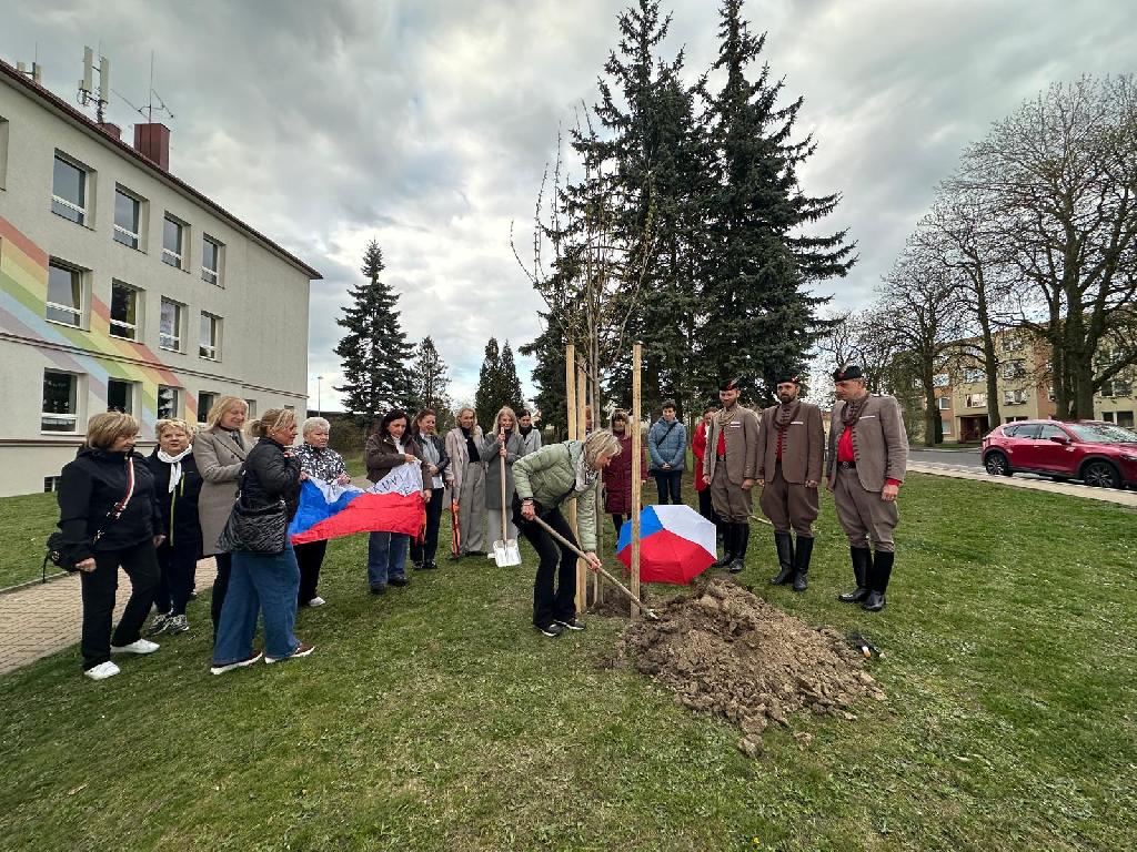 Zasadili jsme strom, aby nesl příběh času Sokol Františkovy Lázně 21.dubna 2026