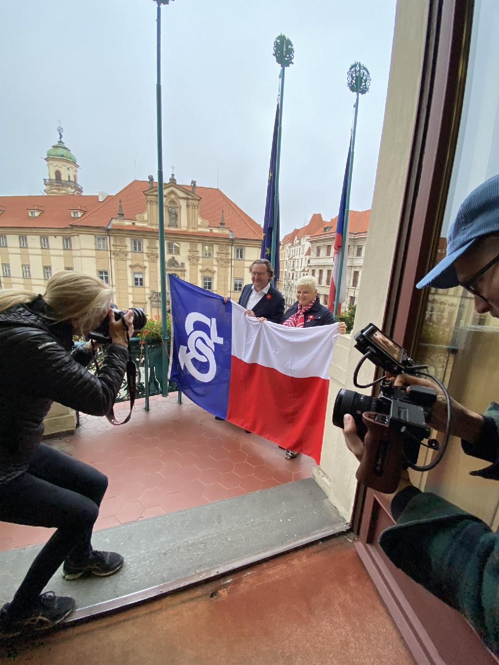 přípravy k vytažení  vlajky ČOS nad magistrát Hlavního města Prahy