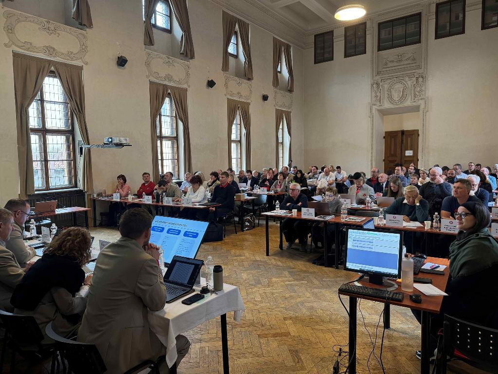 Do období vánočních nákupů vstupuje nové doplnění kolekce projektu Se Sokolem do života na sokolském eshopu. Pro malé i velké sokolíky jsou připraveny nové lahve na pití či svačinové boxy, pastelky, v