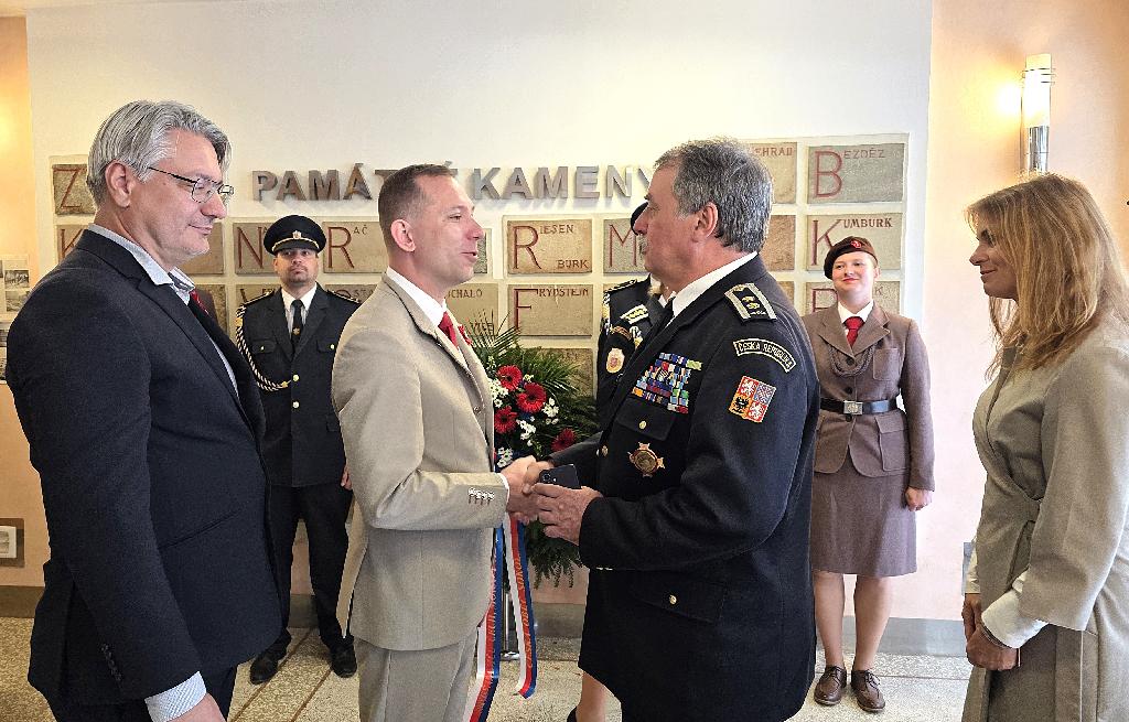 Jednatel ČOS Petr Svoboda, starosta Martin Chlumský, náměstek starostky SH ČMS Jaroslav Salivar a 1. místostarostka ČOS K. Šrolerová