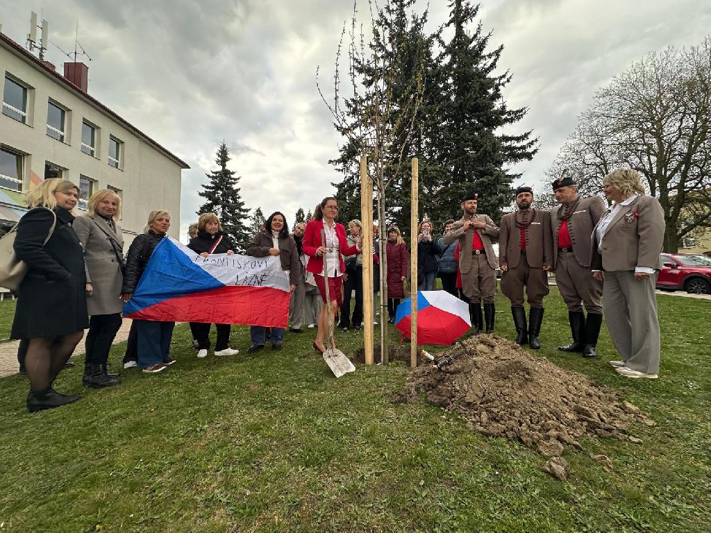 Zasadili jsme strom, aby nesl příběh času Sokol Františkovy Lázně 21.dubna 2026
