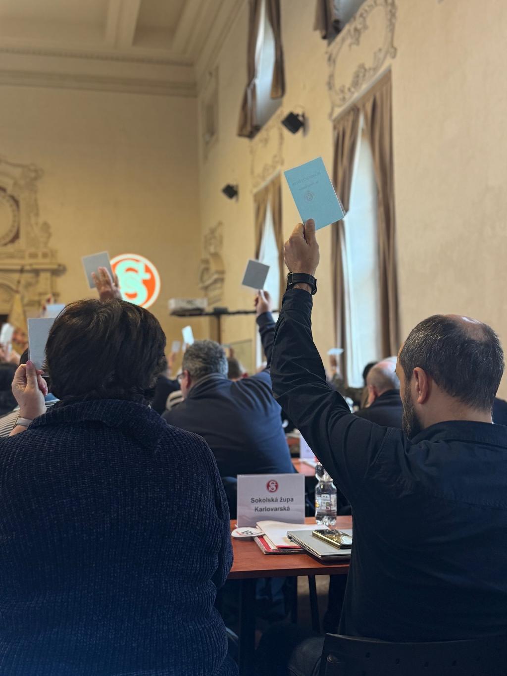 Do období vánočních nákupů vstupuje nové doplnění kolekce projektu Se Sokolem do života na sokolském eshopu. Pro malé i velké sokolíky jsou připraveny nové lahve na pití či svačinové boxy, pastelky, v