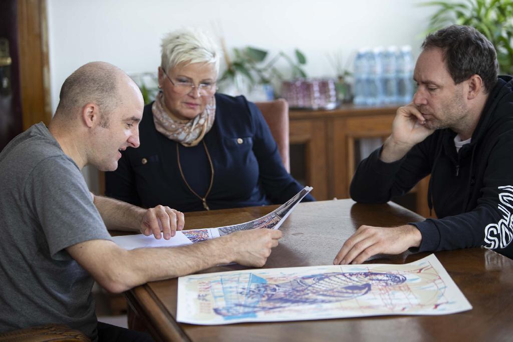 Hana Moučková diskutuje s Michalem Škapou a Markem Tesařem nad grafikou